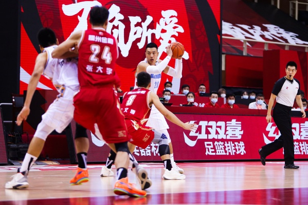 CBA籃球熱血戰(zhàn)場對決激烈，激情四溢！