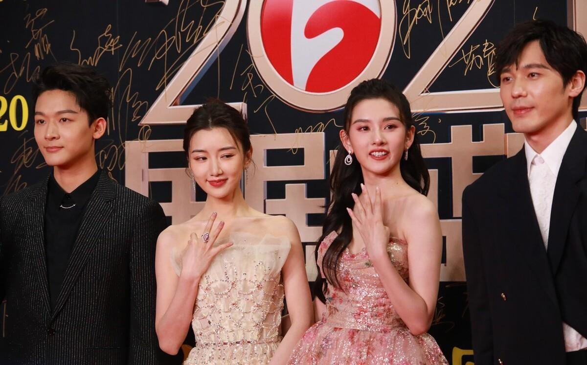 從陰影走向星光，自信力量引領(lǐng)下的黑皮膚女明星成長(zhǎng)之路