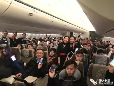 藍(lán)航空姐王靜新篇章，翱翔天際的溫暖使者，展現(xiàn)職業(yè)風(fēng)采與愛心傳遞