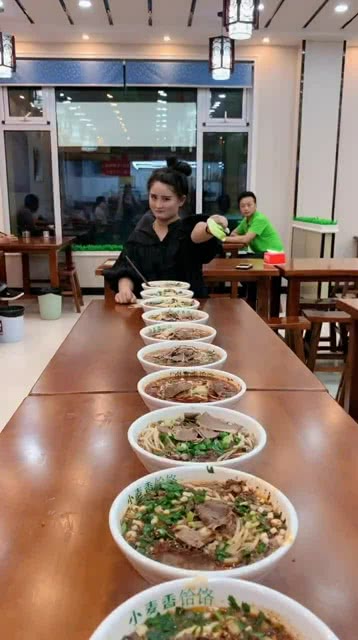 智能面食競(jìng)技盛宴，全新科技引領(lǐng)吃面條比賽風(fēng)潮！