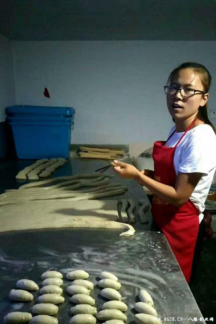 革新烘焙工藝，引領(lǐng)行業(yè)新潮流，最新烤面筋機(jī)亮相！