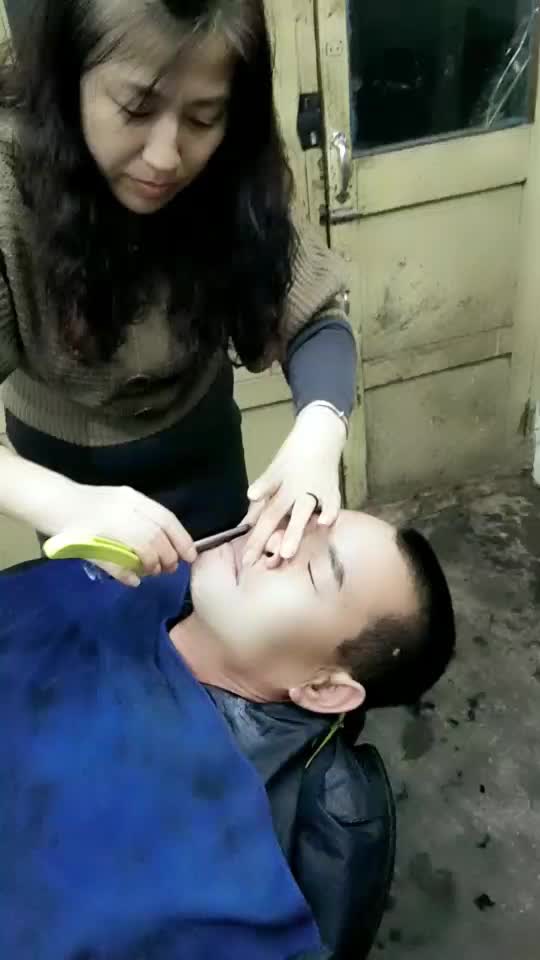 女人刮臉最新視頻，時尚美容新趨勢揭秘