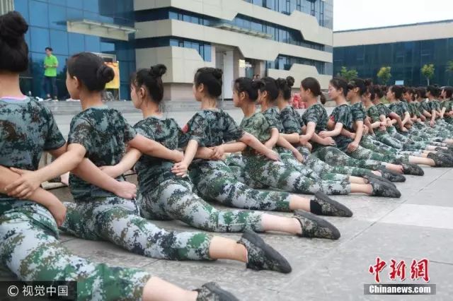 獨家揭秘，探索小巷深處的軍訓新風尚——2025軍訓最新視頻亮相！