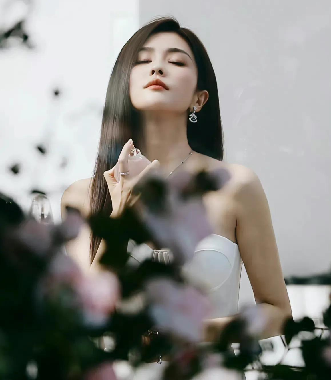 劉雯最新壁紙，時尚魅力的完美展現(xiàn)